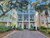 ein Apartmenthaus mit einer steinernen Einfahrt davor in der Unterkunft The Bluefin - Luxury Beach Home! in Destin