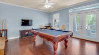 ein Wohnzimmer mit einem Billardtisch darin in der Unterkunft The Bluefin - Luxury Beach Home! in Destin
