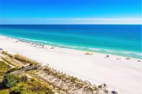 einen Blick über den Strand mit Menschen und das Meer in der Unterkunft The Bluefin - Luxury Beach Home! in Destin