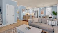 ein Wohnzimmer mit Couch und Küche in der Unterkunft The Bluefin - Luxury Beach Home! in Destin