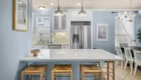 eine Küche mit einem großen weißen Tisch und Stühlen in der Unterkunft The Bluefin - Luxury Beach Home! in Destin