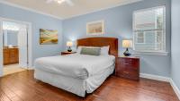 Ein Bett oder Betten in einem Zimmer der Unterkunft The Bluefin - Luxury Beach Home!