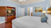 Ein Bett oder Betten in einem Zimmer der Unterkunft The Bluefin - Luxury Beach Home!