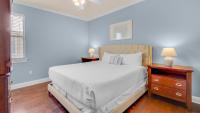 Ein Bett oder Betten in einem Zimmer der Unterkunft The Bluefin - Luxury Beach Home!