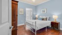 Ein Bett oder Betten in einem Zimmer der Unterkunft The Bluefin - Luxury Beach Home!
