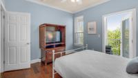 Ein Bett oder Betten in einem Zimmer der Unterkunft The Bluefin - Luxury Beach Home!