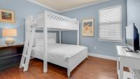 Ein Bett oder Betten in einem Zimmer der Unterkunft The Bluefin - Luxury Beach Home!