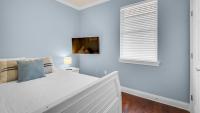 Ein Bett oder Betten in einem Zimmer der Unterkunft The Bluefin - Luxury Beach Home!