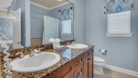 Ein Badezimmer in der Unterkunft The Bluefin - Luxury Beach Home!