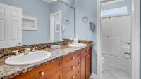 Ein Badezimmer in der Unterkunft The Bluefin - Luxury Beach Home!