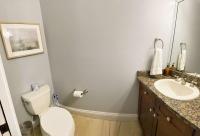 Ein Badezimmer in der Unterkunft The Bluefin - Luxury Beach Home!