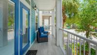 Ein Balkon oder eine Terrasse in der Unterkunft The Bluefin - Luxury Beach Home!