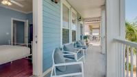 Ein Balkon oder eine Terrasse in der Unterkunft The Bluefin - Luxury Beach Home!