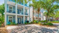Ein Garten an der Unterkunft The Bluefin - Luxury Beach Home!