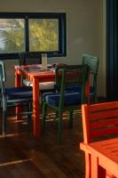 Un comedor con mesa y sillas en Hill Village Phu Yen, en Phú Hiệp (2)