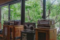 Ấp Trạm HànhVuon Hong Le Phuc-Cau Dat Glamping Retreat Da Lat的一组电子设备坐在一个房间里桌子上
