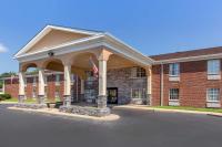 un gran edificio de ladrillo con una bandera delante de él en Quality Inn Williamston, en Williamston
