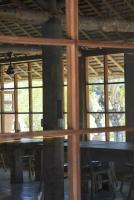 una camera con tavolo e alcune finestre di Gili Dua Resort a Sekongkang