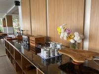 een lobby met een toonbank waarop kopjes en bloemen staan bij Tebing View Glamping, Azana Hotels Collection in Tutugan