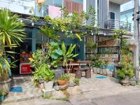 een winkel met planten en een bank ervoor bij Katika Home 2 in Ban Khlong Haeng