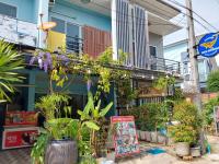 een winkel met planten en een bord ervoor bij Katika Home 2 in Ban Khlong Haeng