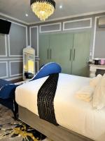C'est La Vie Boutique Hotelにあるベッド