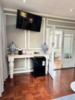 C'est La Vie Boutique Hotelにあるテレビまたはエンターテインメントセンター
