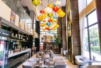 バンコクにあるRamada Plaza by Wyndham Bangkok Sukhumvit 48のテーブルと椅子、カラフルな提灯のあるレストラン