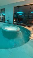 una piscina en medio de un edificio en Hotel Balneario de Lanjarón, en Lanjarón