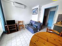 Część wypoczynkowa w obiekcie Appartement avec Piscine, Parking Privé, Lave-Vaisselle – À 150m de la Plage - FR-1-702-36