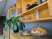 een plank met daarop een glazen bord met gebak bij Hotel Toulon in Villa Carlos Paz