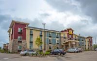 Un hotel con coches aparcados en un estacionamiento. en My Place Hotel-Davenport&#47;Quad Cities, IA, en Davenport