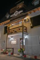 Un restaurante con un cartel en el lateral de un edificio. en Bujtina Miqesia, en Theth