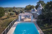 Bazén v ubytovaní HELLOAPULIA Trulli Santa Maria dei Grani - Private Pool and large garden for furry friends alebo v jeho blízkosti