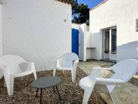 Patio alebo iná vonkajšia časť ubytovania Villa T3 à 100m de la mer, 500m des commerces, terrasse, parking, fibre - La Palmyre - FR-1-705-37