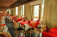 una fila de mesas en un restaurante con manteles rojos en الباخرة ريفر بوت نايل كروز, en El Cairo