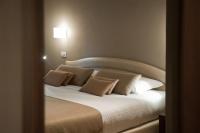 Łóżko lub łóżka w pokoju w obiekcie Hotel Carla