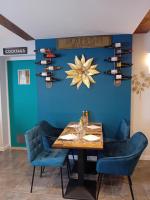 uma sala de jantar com uma mesa e paredes azuis em Au bord de l'eau Salles sur Cerou em Salles