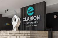 Clarion Apartments South Melbourneに飾ってある許可証、賞状、看板またはその他の書類