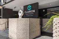 Clarion Apartments South Melbourneに飾ってある許可証、賞状、看板またはその他の書類