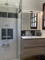 Łazienka w obiekcie Gîte La loge 142 route de CARPENTRAS 84210 VENASQUE