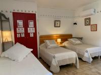 Łóżko lub łóżka w pokoju w obiekcie Gîte La loge 142 route de CARPENTRAS 84210 VENASQUE
