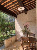 Ogród w obiekcie Gîte La loge 142 route de CARPENTRAS 84210 VENASQUE