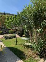 Ogród w obiekcie Gîte La loge 142 route de CARPENTRAS 84210 VENASQUE