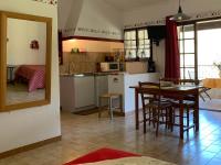 Kuchnia lub aneks kuchenny w obiekcie Gîte La loge 142 route de CARPENTRAS 84210 VENASQUE