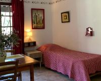 Łóżko lub łóżka w pokoju w obiekcie Gîte La loge 142 route de CARPENTRAS 84210 VENASQUE