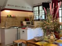Kuchnia lub aneks kuchenny w obiekcie Gîte La loge 142 route de CARPENTRAS 84210 VENASQUE