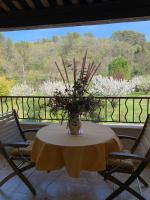 Balkon lub taras w obiekcie Gîte La loge 142 route de CARPENTRAS 84210 VENASQUE