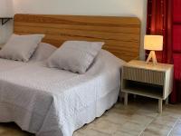 Łóżko lub łóżka w pokoju w obiekcie Gîte La loge 142 route de CARPENTRAS 84210 VENASQUE