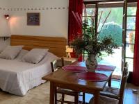 Łóżko lub łóżka w pokoju w obiekcie Gîte La loge 142 route de CARPENTRAS 84210 VENASQUE